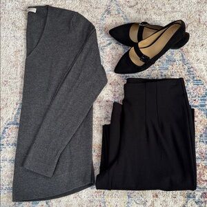 ☃️ Loft dark gray v-neck sweater. Size M.